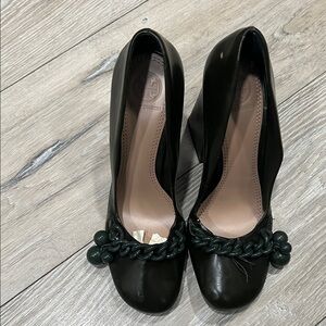 Tory Burch Black Glossy Leather Addison Pumps Beads Chain High Heels